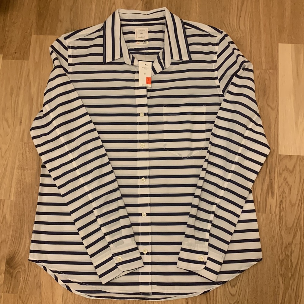 Gap Women’s SP white and blue striped casual button down. NWT’s, never worn!